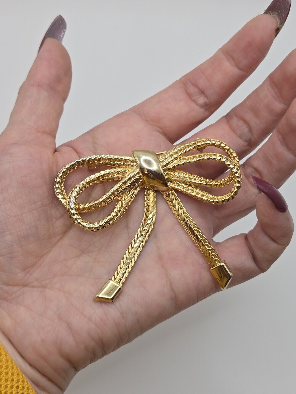 Vintage Gold Tone Bow Brooch - Picture 4 of 17